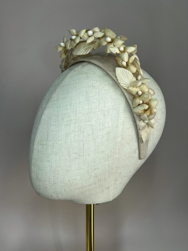Diadema beige flores