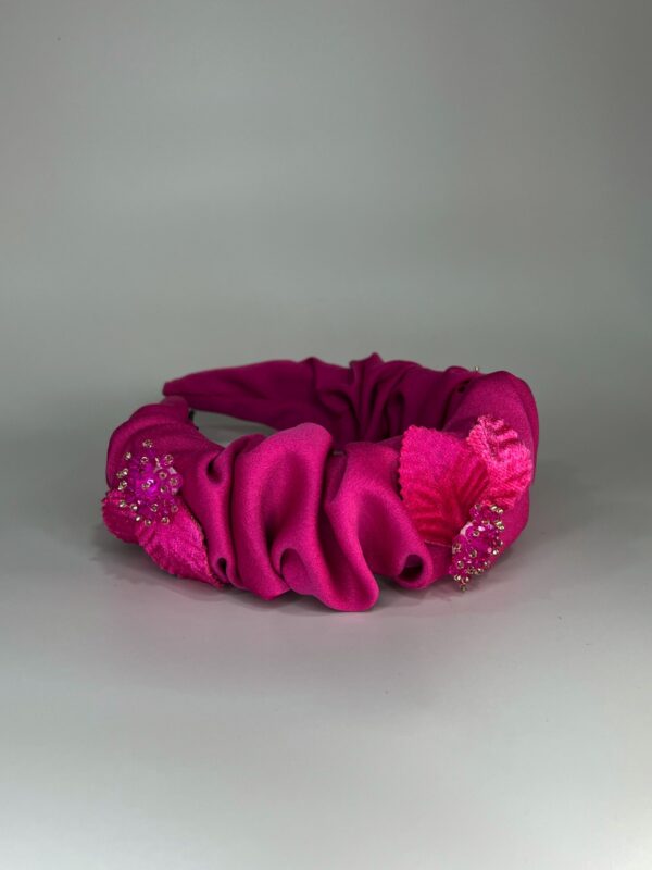 Diadema fucsia hojas