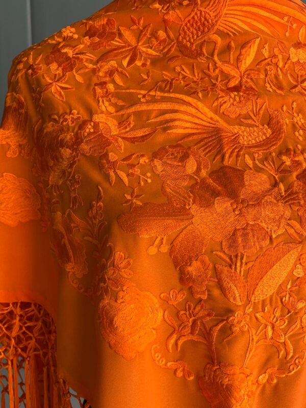Mantón naranja bordado al tono