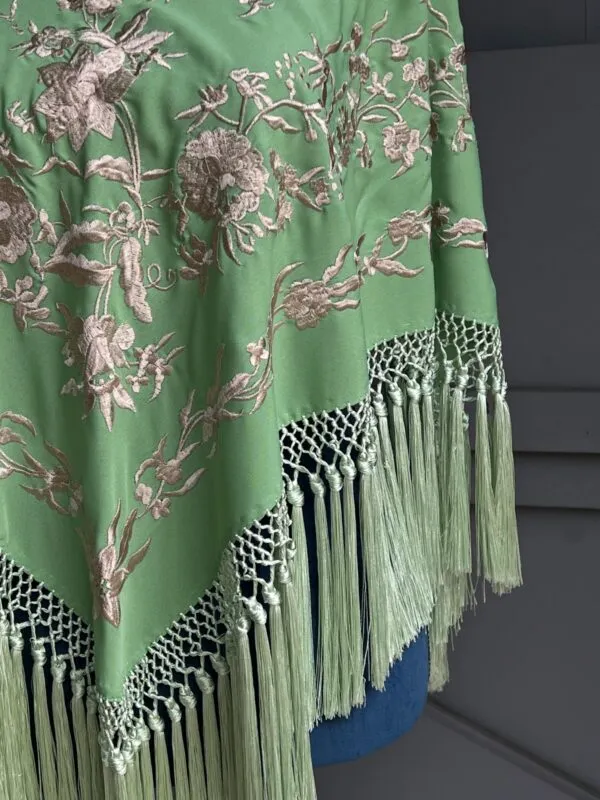 Mantón verde primavera bordado beige