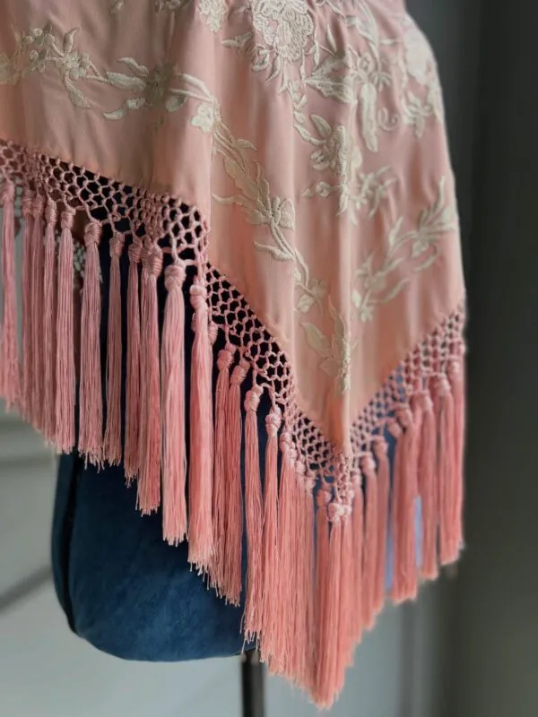 Mantón rosa pastel bordado beige
