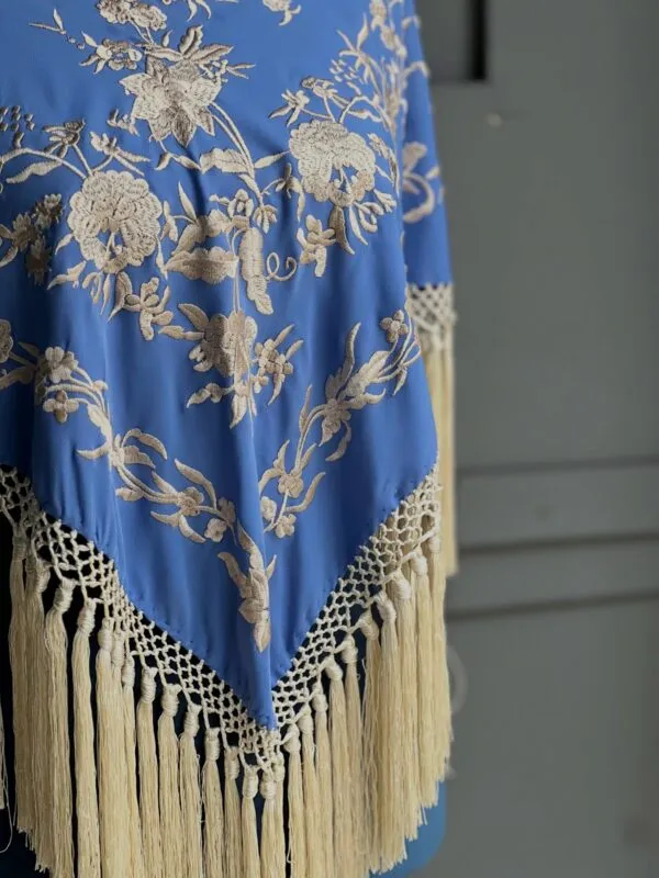 Mantón ducado bordado y fleco beige