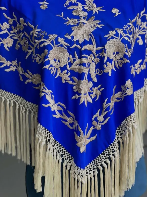 Mantón azulino bordado beige