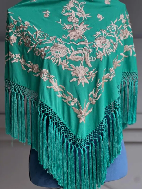 Mantón verde bordado beige