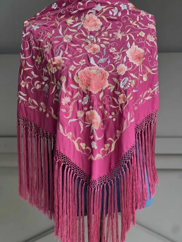 Mantón cereza bordado rosas