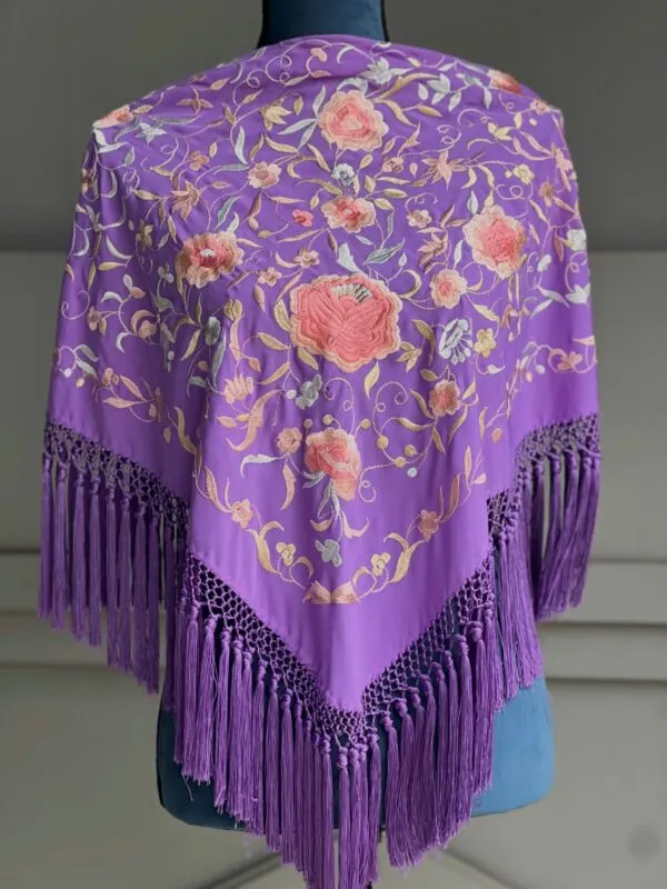 Mantón malva bordado rosas