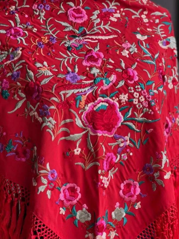 Mantón rojo bordado manila